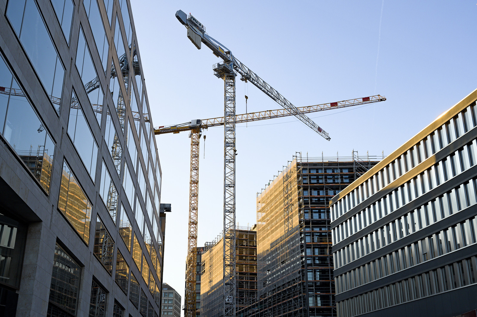 Baukräne vor Gebäuden